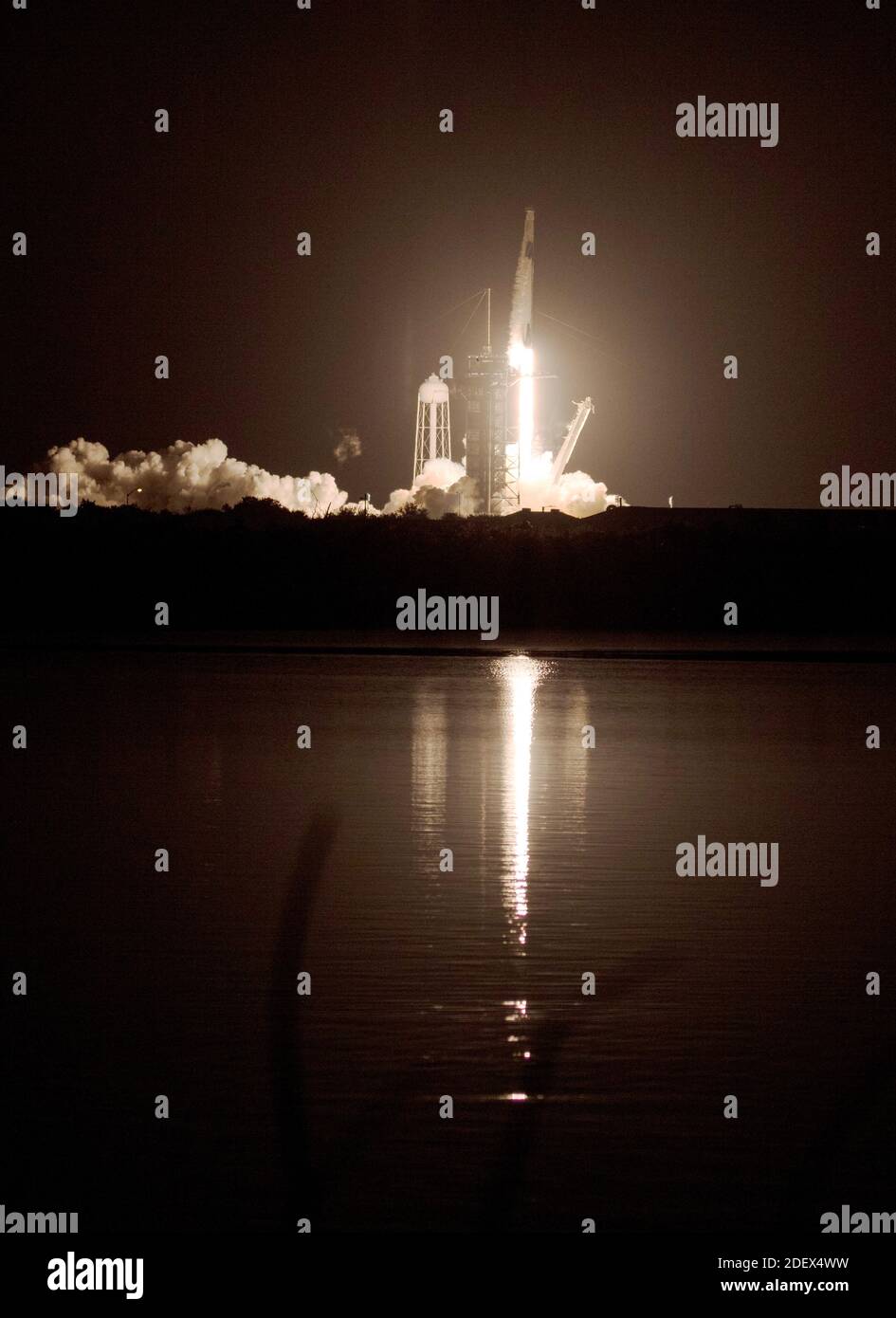 KENNEDY SPACE CENTER, FL, EE.UU. - 15 de noviembre de 2020 - un cohete SpaceX Falcon 9 que transporta la nave espacial Crew Dragon de la compañía se lanza en el SpaceX de la NASA Foto de stock