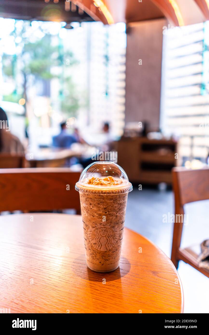 Taipei Taiwan 9 De Octubre De 2020 Copa De Cafe De Starbuck Frappuccino Bebidas De Mezcla Servido En Mesa De Madera En La Tienda De Starbuck En Taiwan Fotografia De Stock Alamy