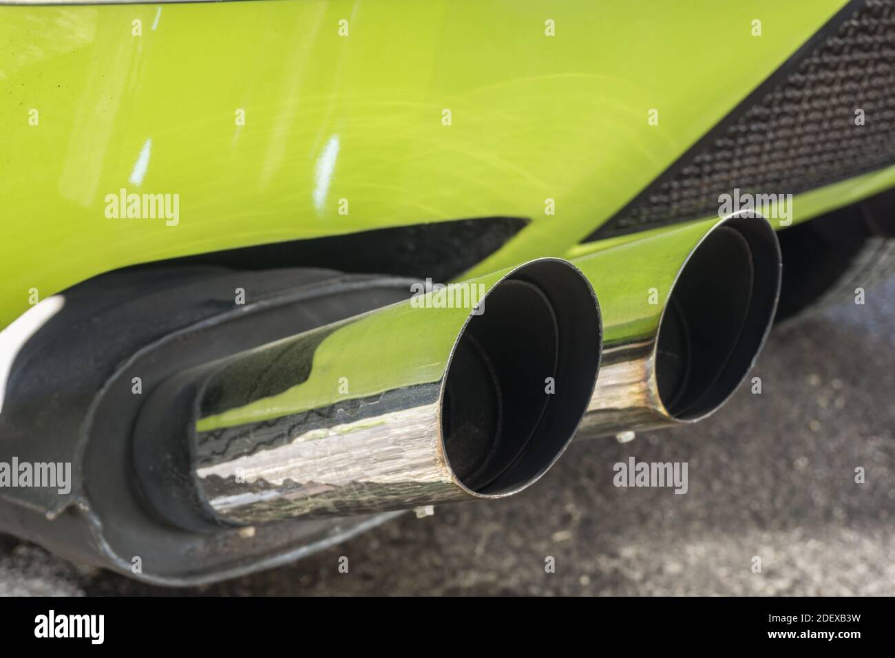 Primer plano de los dos tubos de escape cromados en un Verde lima de Tomaso Pantera Foto de stock