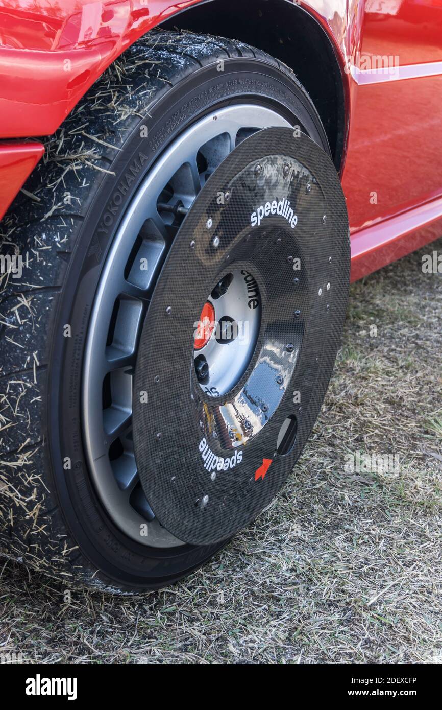 Detalle de las llantas de aleación Speedline Montecarlo con adicional  Ventiladores de disco de freno de carbono instalados en una Lancia Delta  roja HF integrale Evoluzione Fotografía de stock - Alamy