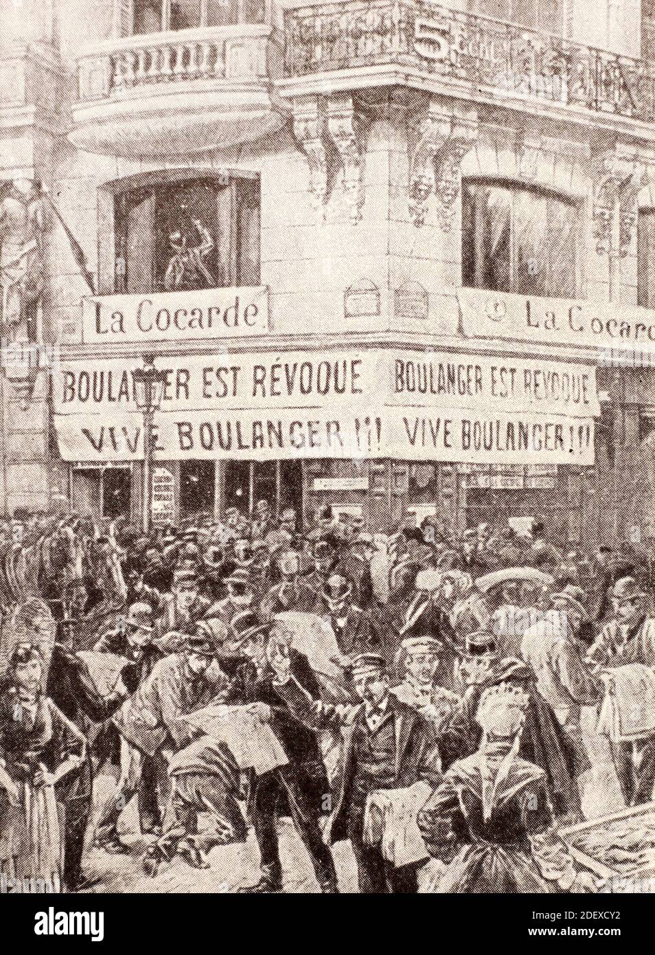 Agitación Boulangist frente al edificio del periódico 'la Cocarde'. Grabado de 1888. Foto de stock
