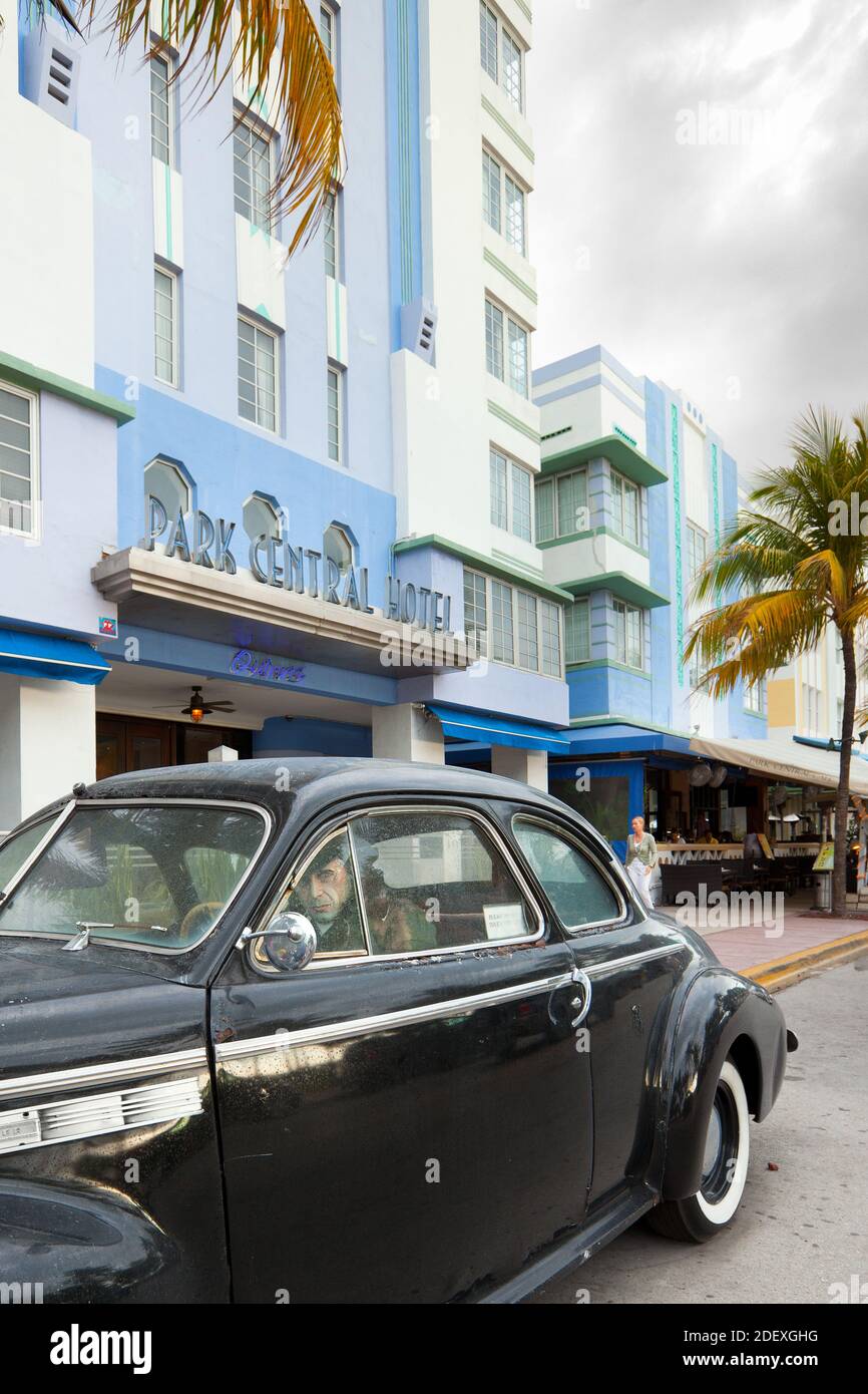 Miami Beach, Miami, Florida, Estados Unidos - coche clásico en Ocean Drive en el distrito Art Deco de Miami. Foto de stock