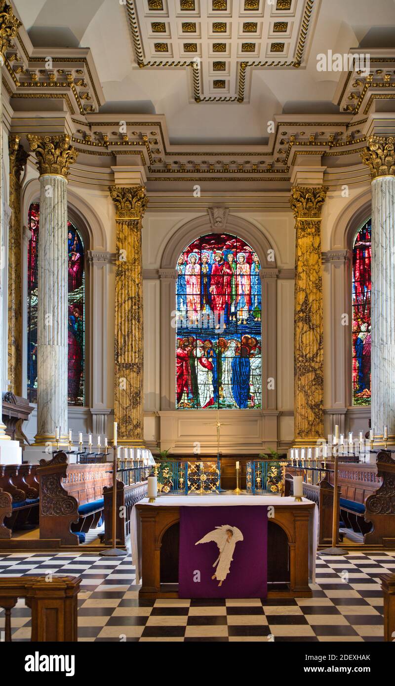 Vidrieras que representan la Ascensión, la Catedral de San Felipe, Birmingham, West Midlands, Inglaterra Foto de stock