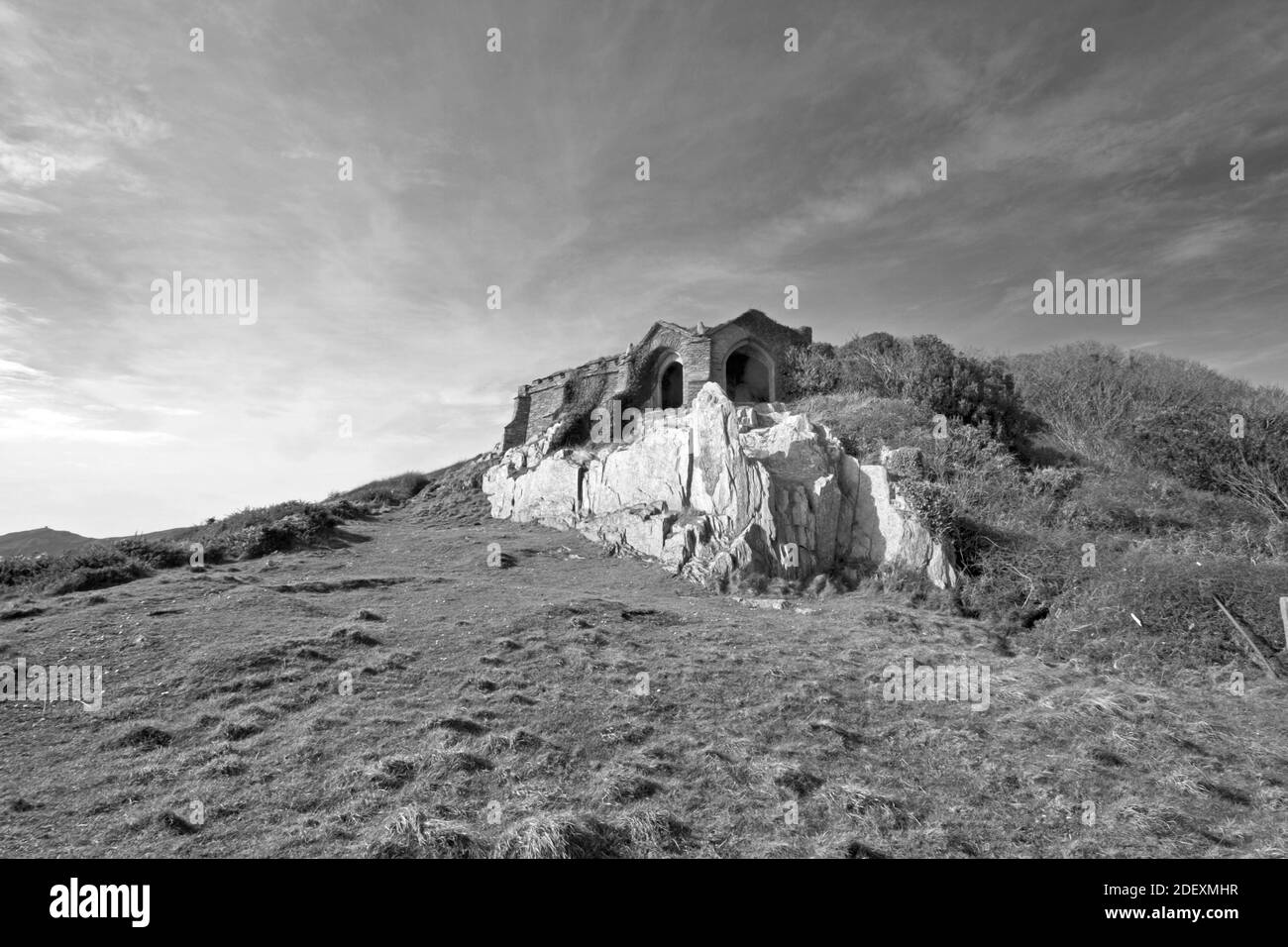 Mono Queen Adelaides Grotto, construida en 1826, al final de Earl's Drive en la Península de Rame. Disparo de ángulo amplio con Rame Head en la distancia Foto de stock