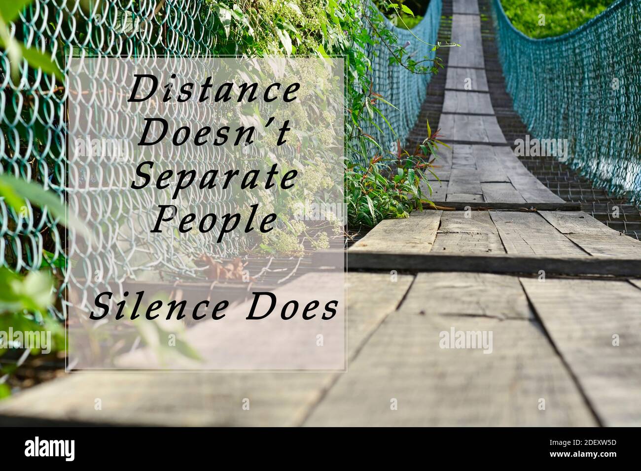 La imagen con palabras o citas - la distancia no separa a las personas, el  silencio sí . Cita motivacional Fotografía de stock - Alamy