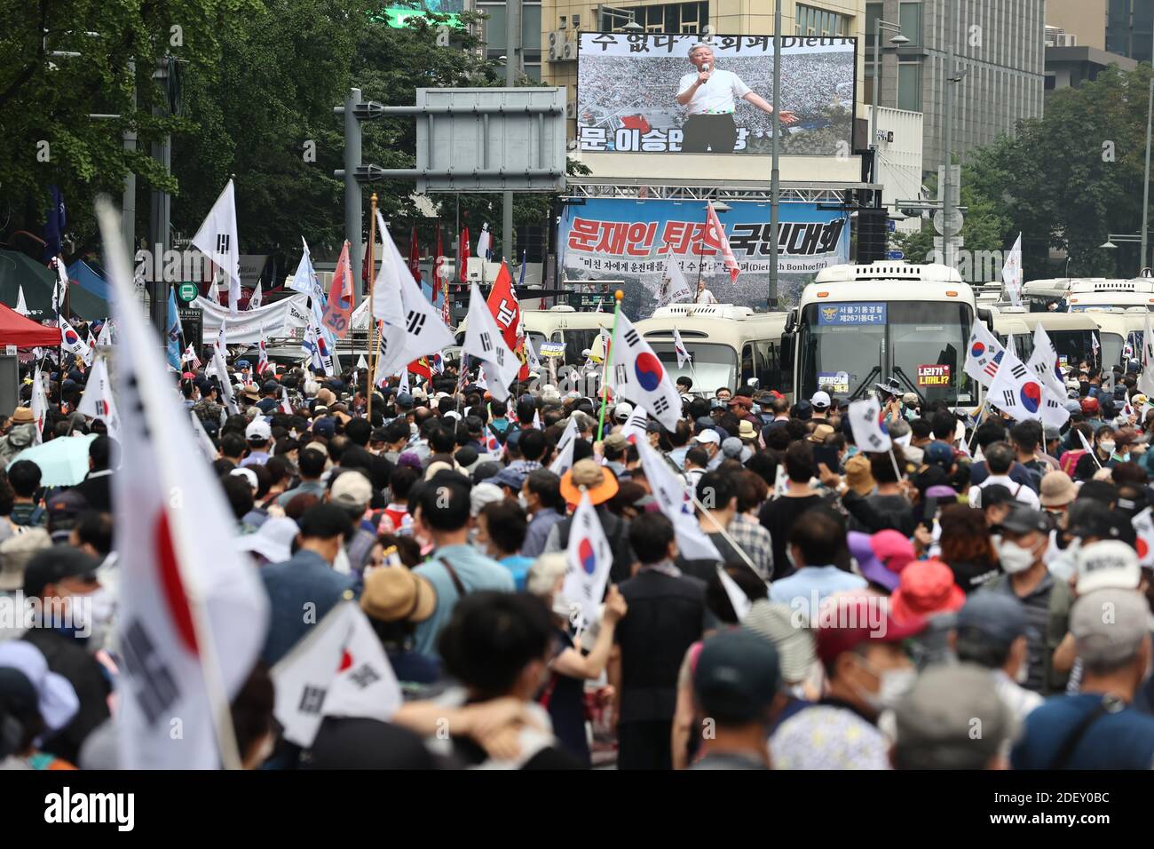Seúl, Corea del Sur; 03 de octubre de 2020: Una multitud no identificada de coreanos se reúne para que Moon Jae-in se deshaga Foto de stock