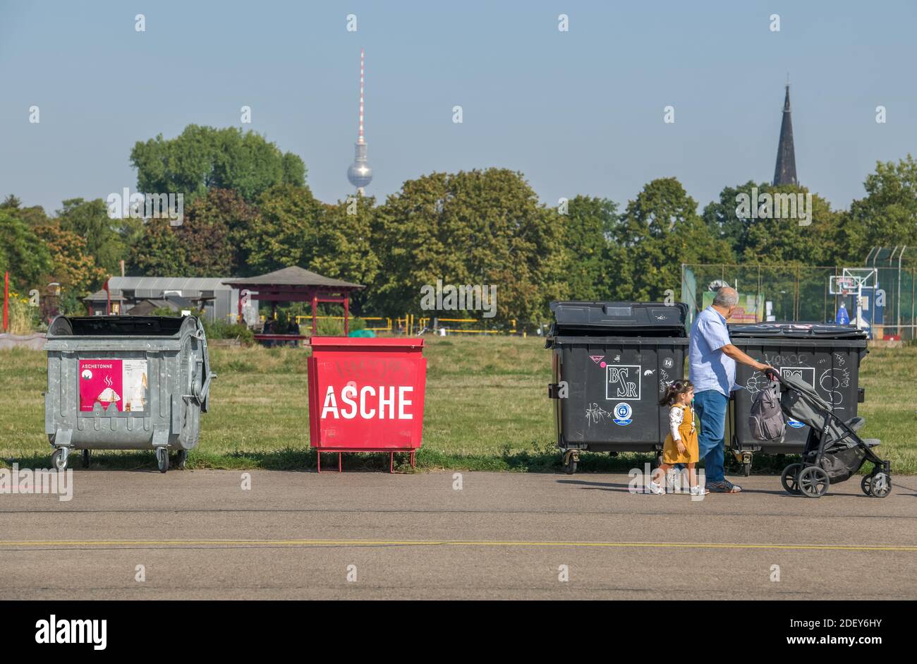 Müllcontainer, Tempelhofer Feld, Tempelhof, Tempelhof-Schöneberg, Berlín, Alemania Foto de stock