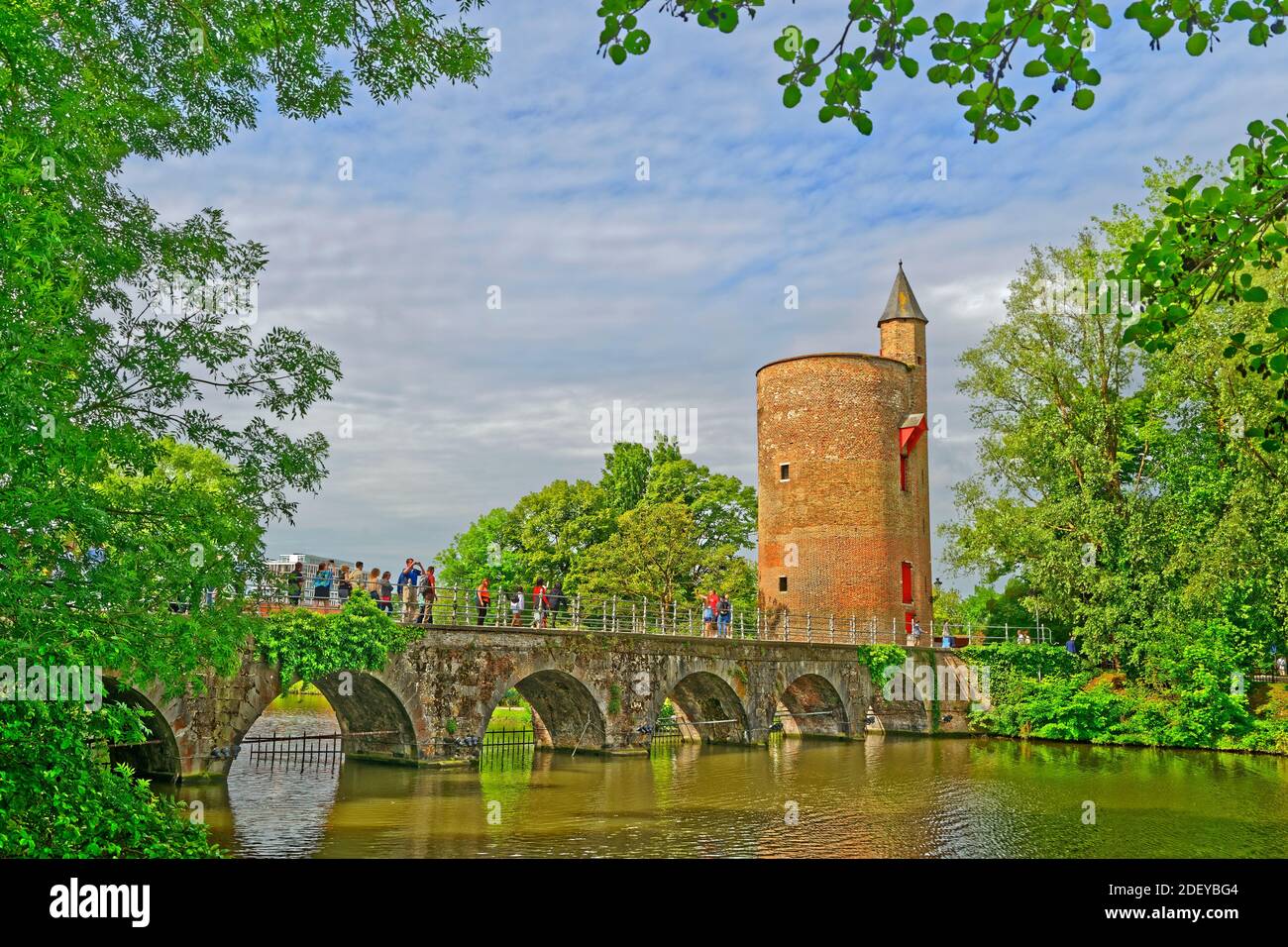 Viaducto sobre el Minnewater y la Torre de la Pólvora, Brujas antigua ciudad de Flandes, Bélgica. Foto de stock