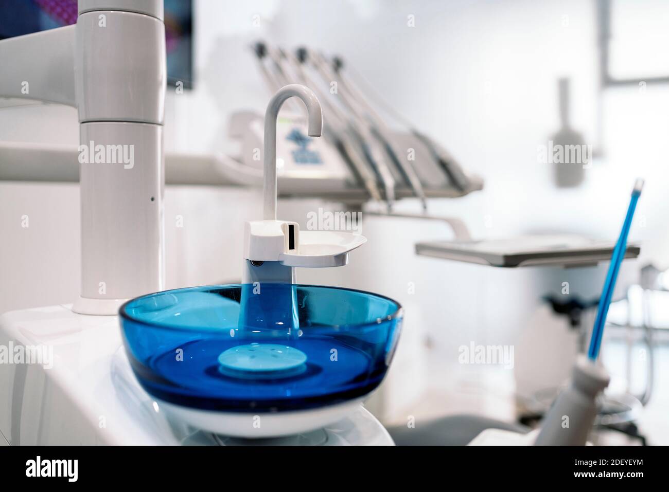 Foto de stock del dispensador de agua en la clínica del dentista Fotografía  de stock - Alamy