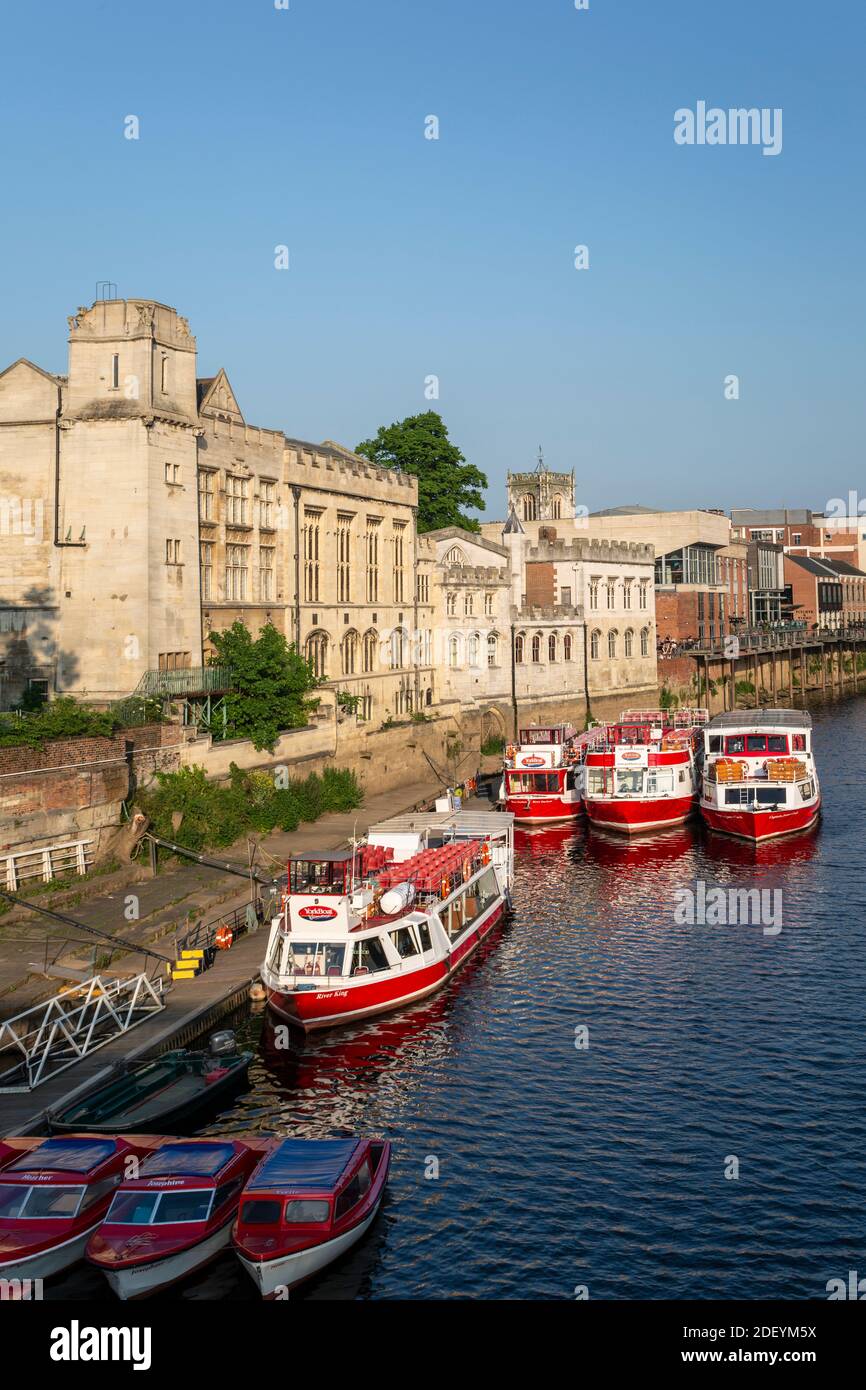 Los barcos turísticos y el río Ouse, York, Yorkshire, Inglaterra, Reino Unido Foto de stock
