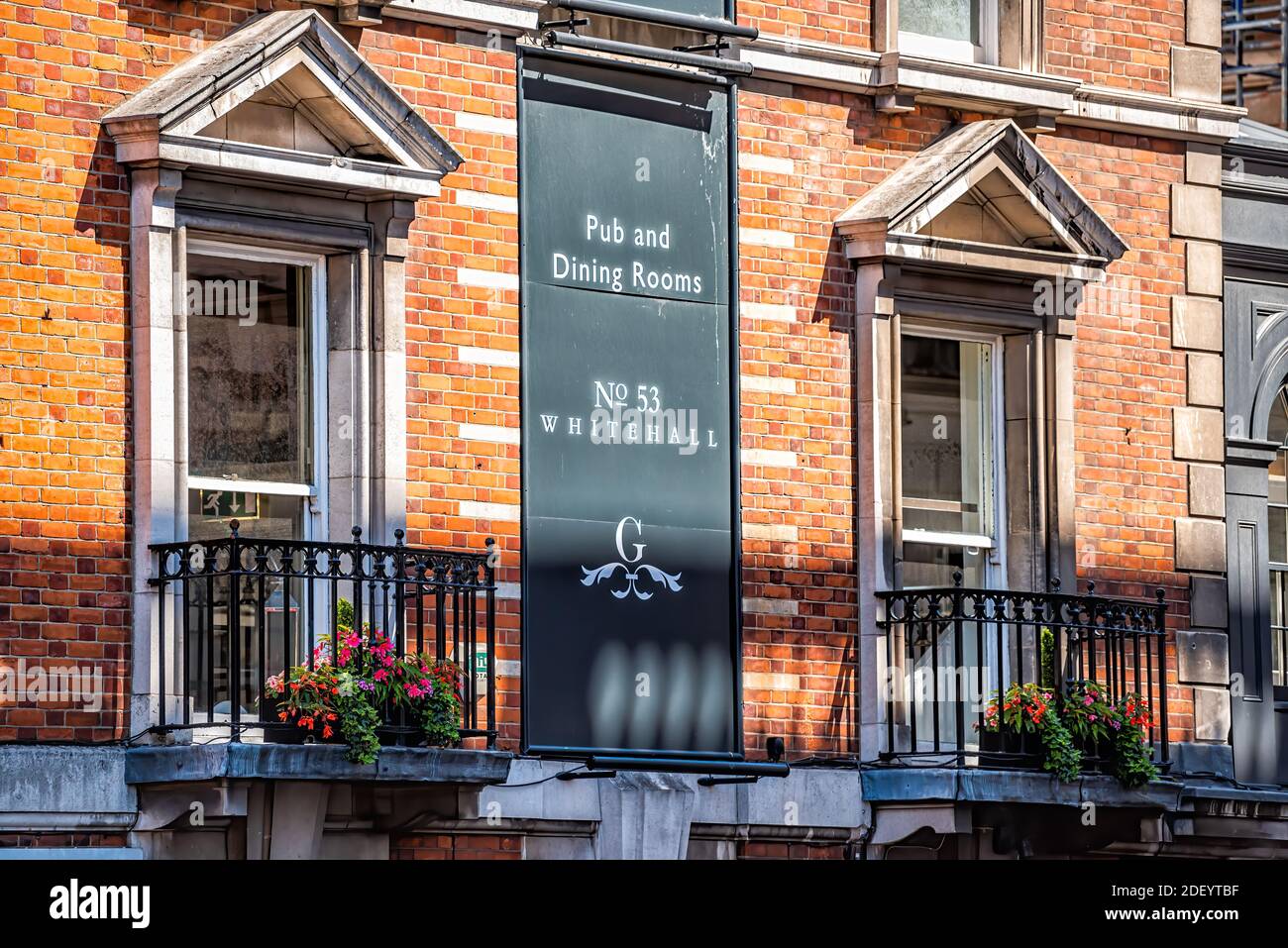 Londres, Reino Unido - 22 de junio de 2018: Centro de la ciudad por Trafalgar Square con pub y comedor firmar banner en el edificio de ladrillo en el no 53 Whitehall Foto de stock