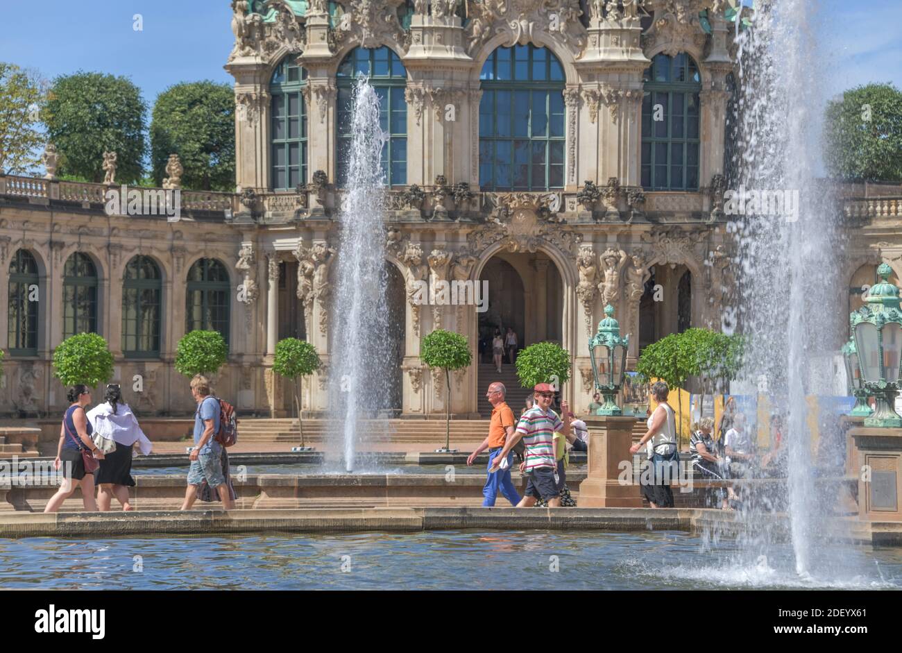 Zwingerhof mit Springbrunnen und Wallpavillon, Zwinger, Dresde, Sachsen, Alemania Foto de stock