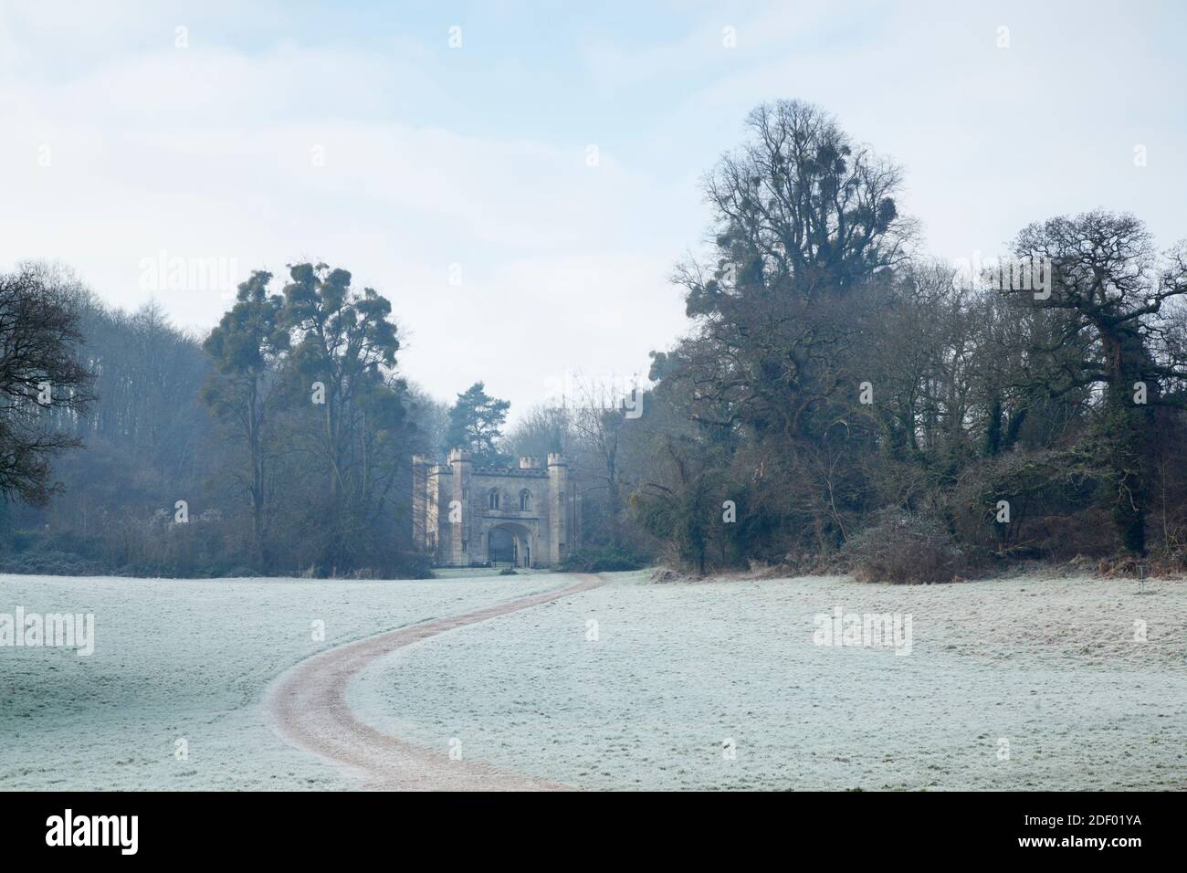 Una sinuosa pista que conduce a la puerta de entrada en Ashton Court en una mañana de invierno helada. Bristol. REINO UNIDO. Foto de stock