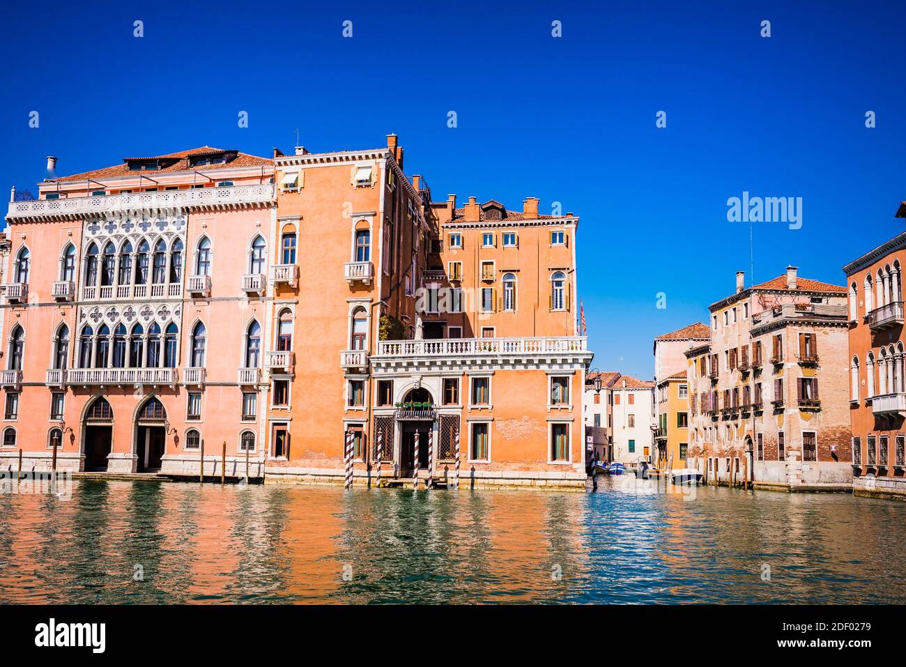 Palazzo Pisani Moretta, a la izquierda, y Palazzo Barbarigo della Terrazza, a la derecha. Gran Canal. Venecia, Véneto, Italia, Europa Foto de stock