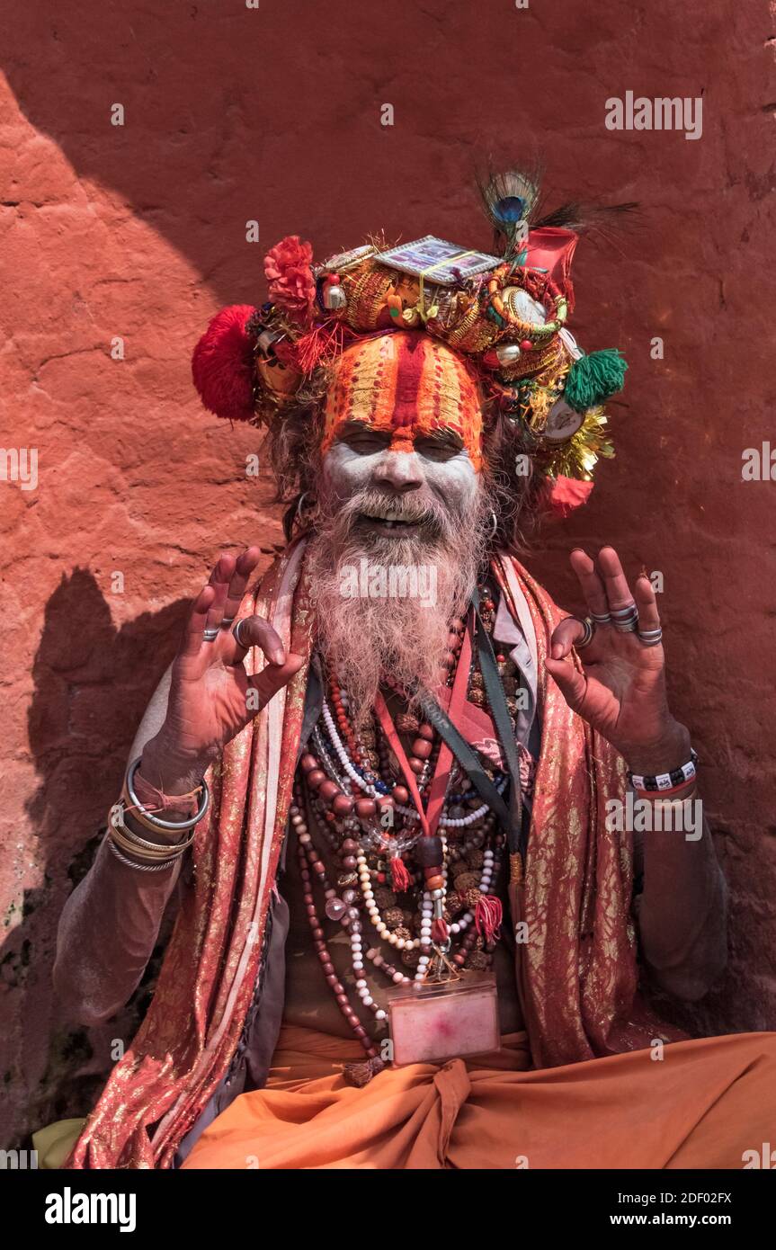 Buscador de Nirvana, personas mayores que visitan este lugar para pasar las últimas semanas de sus vidas en el templo Pashupatinath premisa, Herita Mundial de la UNESCO Foto de stock
