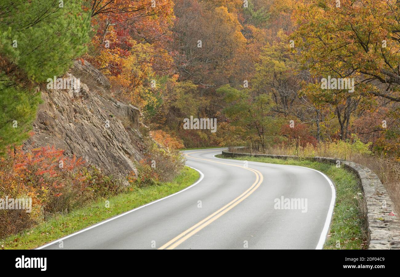 Skyline Drive es un recorrido panorámico por carretera a lo largo de las Montañas Blue Ridge en el Parque Nacional de Shenandoah. Foto de stock