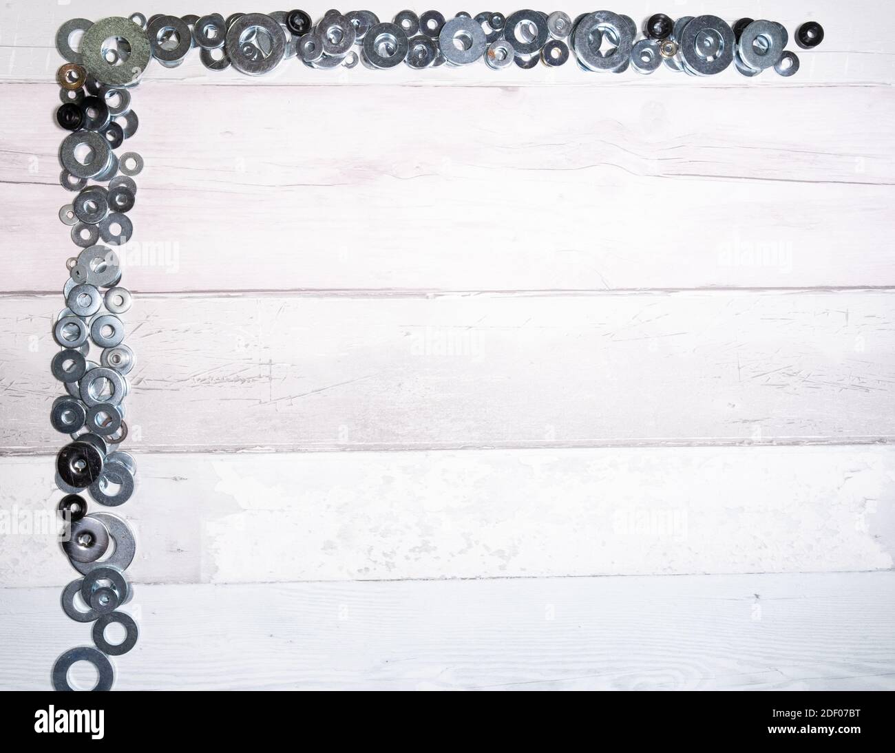 Se utilizan tres arandelas metálicas sobre fondo blanco Fotografía de stock  - Alamy