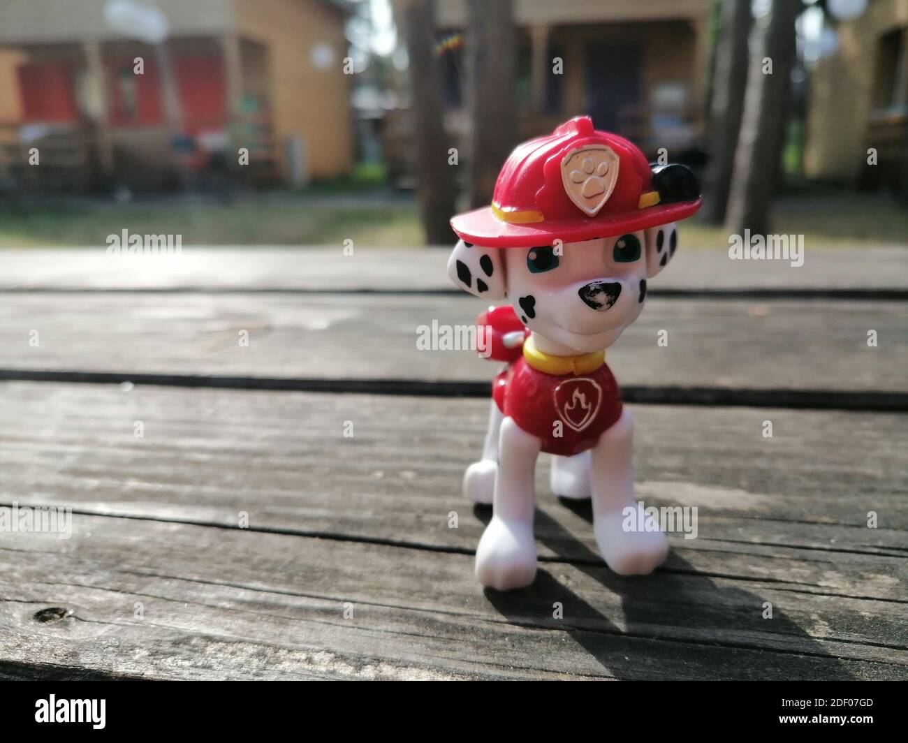 POBIEROWO, POLONIA - 11 de junio de 2020: Paw Patrol Mariscal perro figura con uniforme de caza de fuego Foto de stock