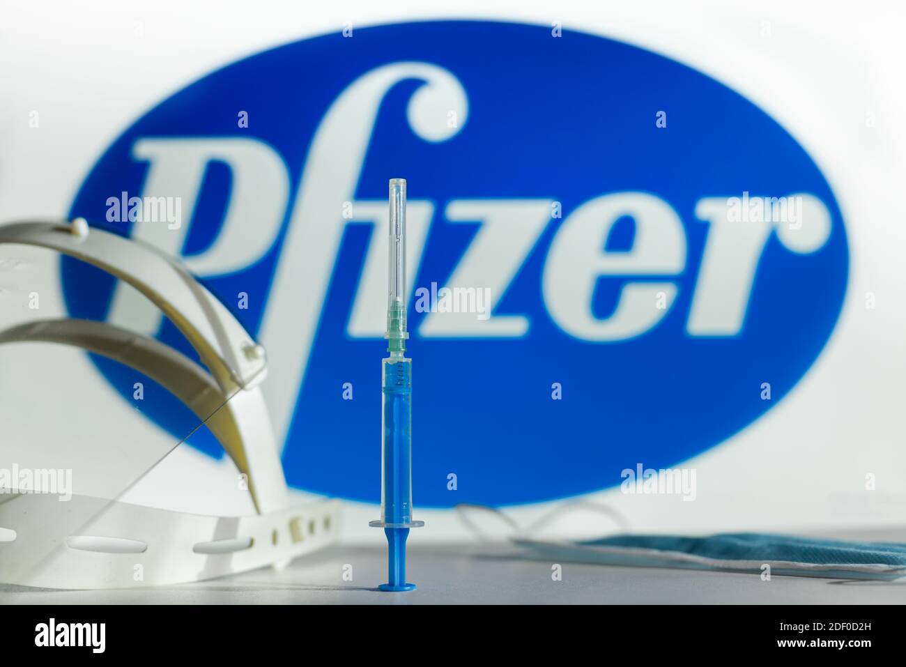 Vacuna pfizer covid-19 vacuna con el logotipo de Pfizer en el fondo Foto de stock