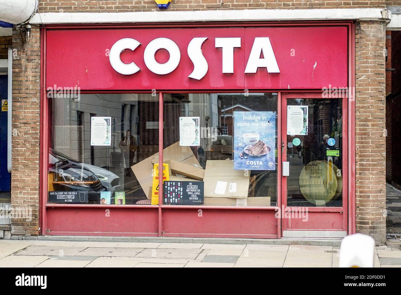Una cafetería Costa cerró con cajas de embalaje dejadas en la ventana delantera. Crédito: Lee Hudson Foto de stock