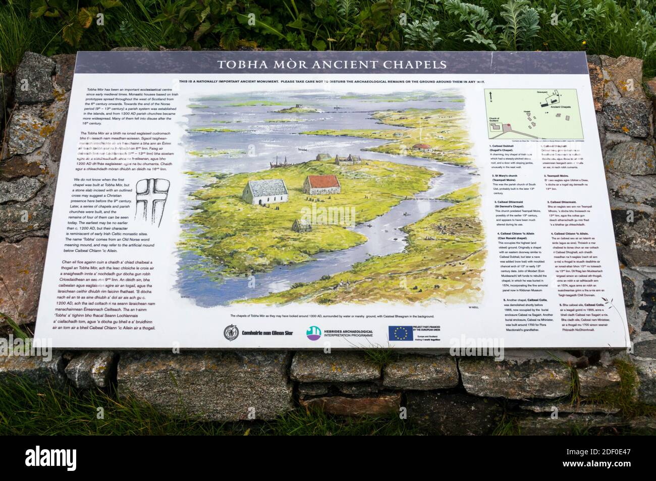 Un panel de información sobre las antiguas capillas de Tobha Mor en Uist del Sur en las Hébridas Exteriores. Foto de stock