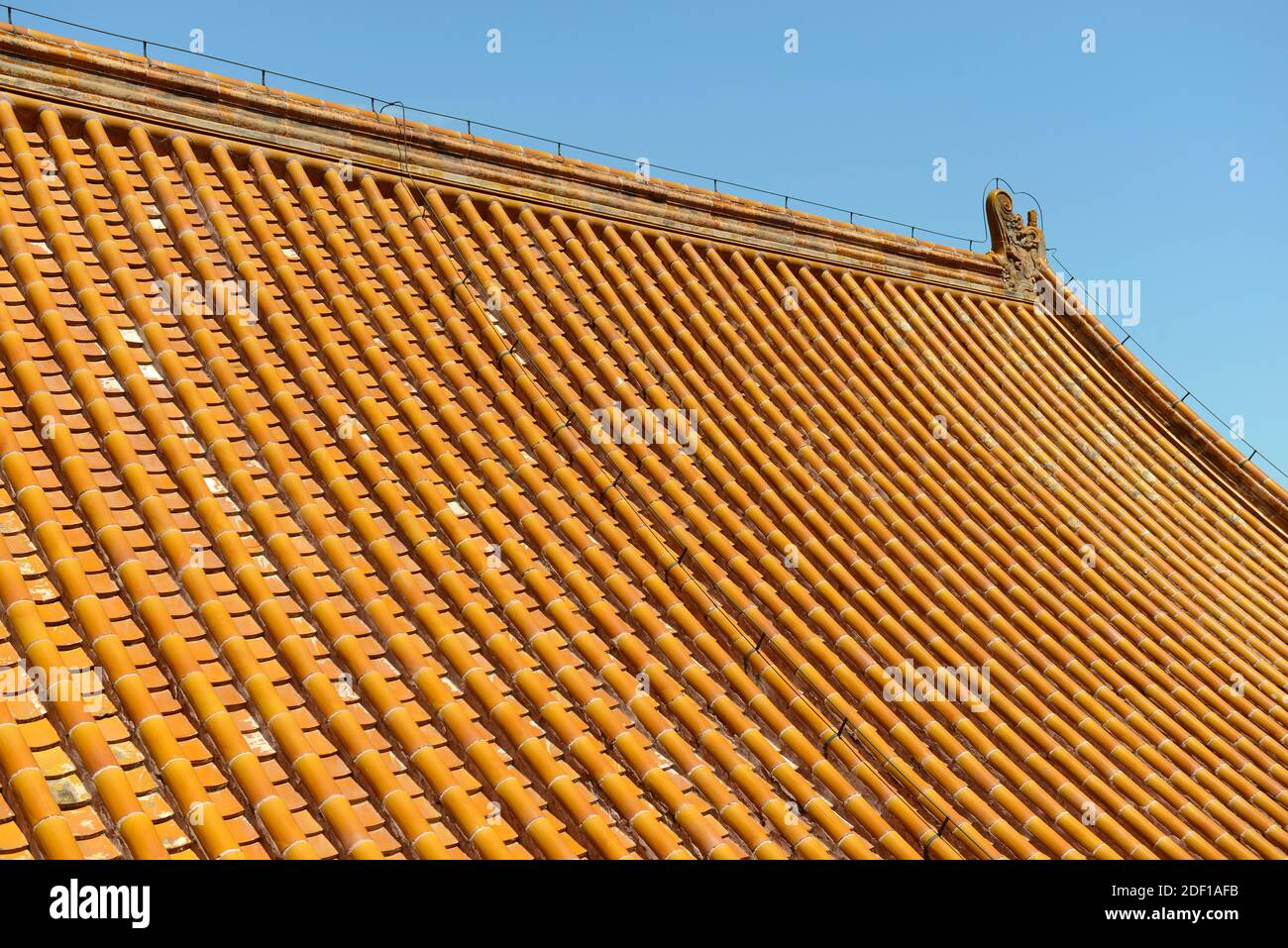 Detalle de un techo de azulejos bien conservado en un edificio del complejo Summer Palace en Beijing, China Foto de stock