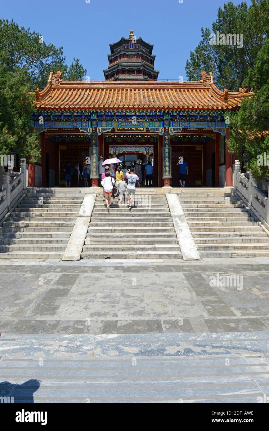 Vista de Paiyundian y la Torre de Incienso Budista, Foxiangge, detrás, en el Palacio de Verano en Beijing, China. Foto de stock