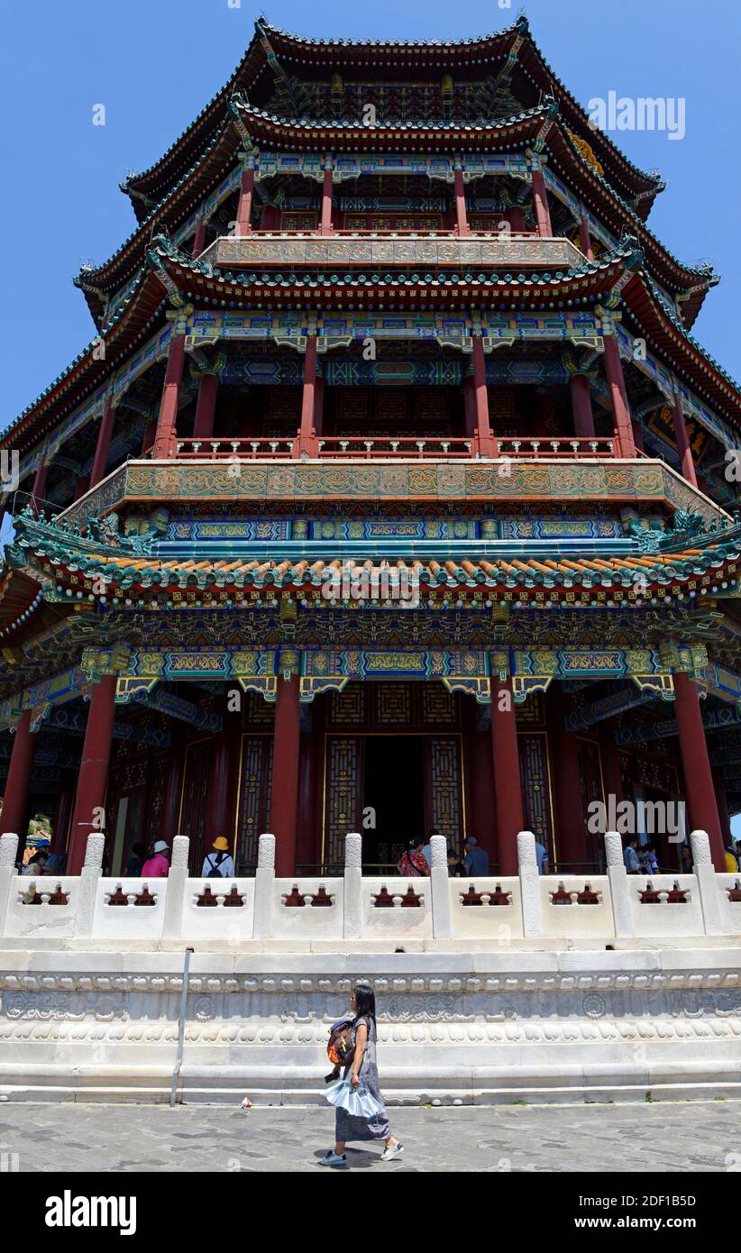 Vista de la Torre de Incienso Budista, Foxiangge, en el Palacio de Verano en Beijing, China, Foto de stock
