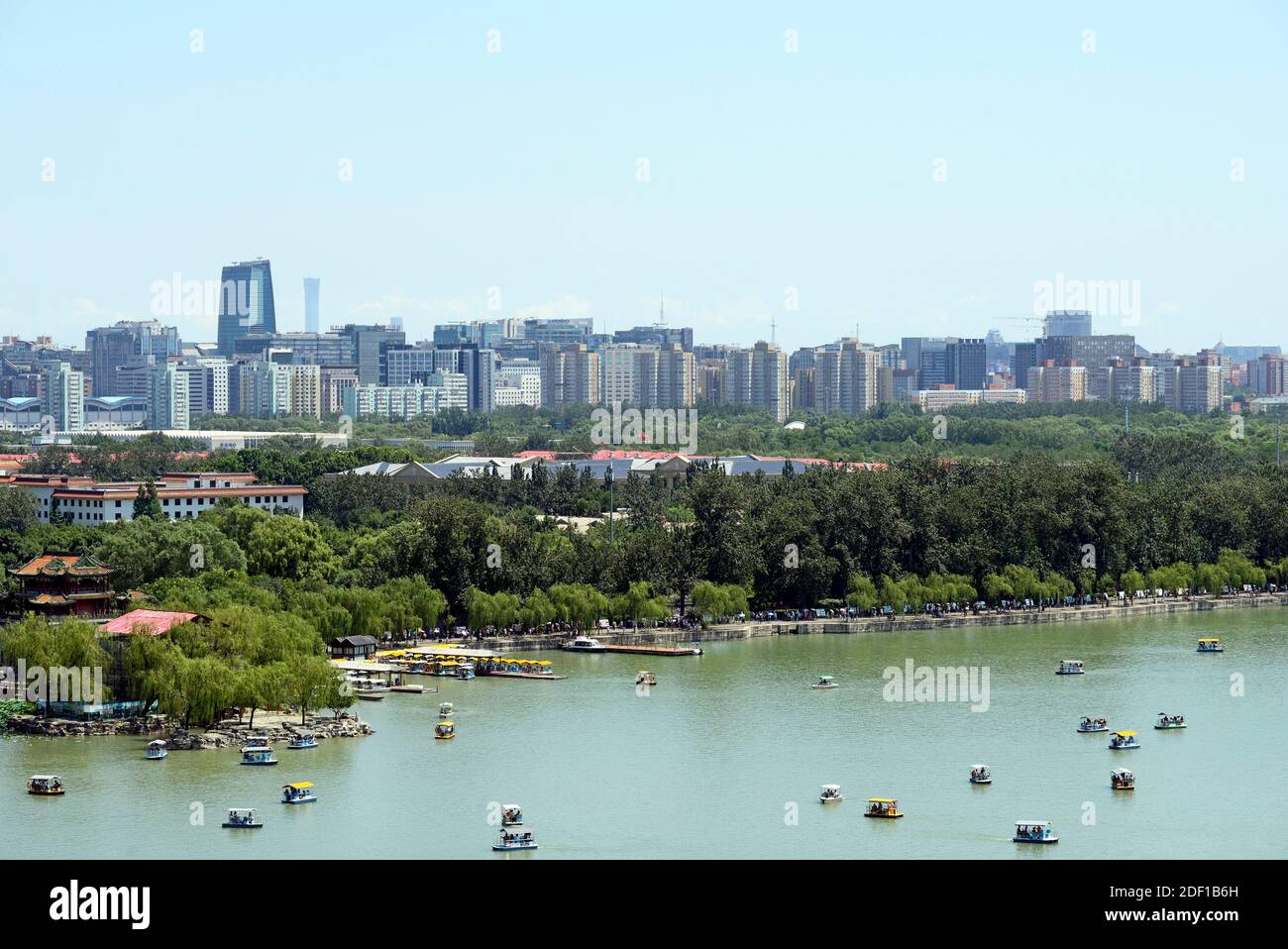 Vista hacia el sudeste a través del lago Kunming hasta la zona urbana de Haidian noroeste de Beijing desde el complejo Summer Palace en Beijing, China Foto de stock