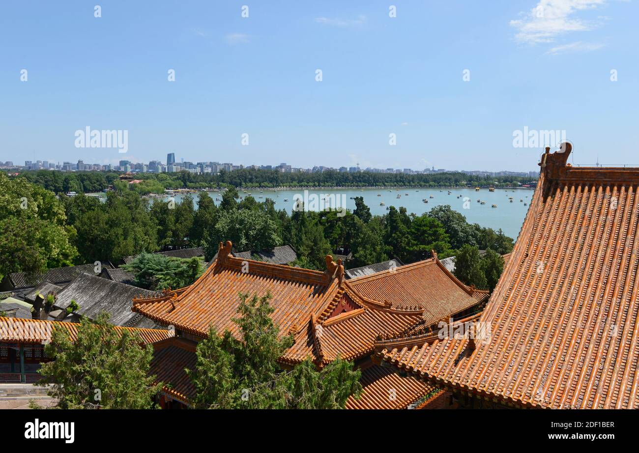Vea los tejados y el lago Kunming hasta el distrito de Haidian en el Palacio de Verano en Beijing, China Foto de stock