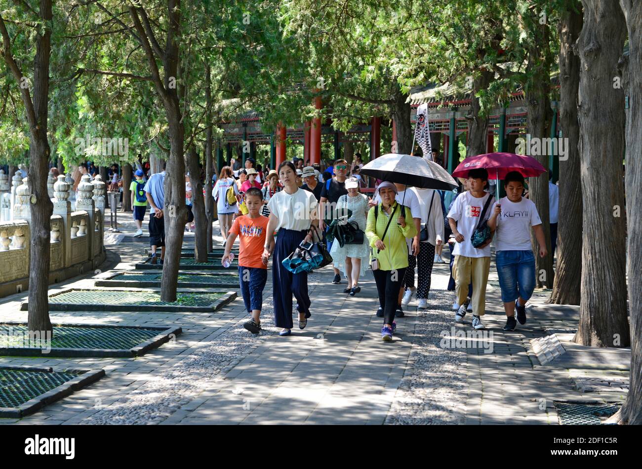 Visitantes en el Palacio de Verano en Beijing, China Foto de stock