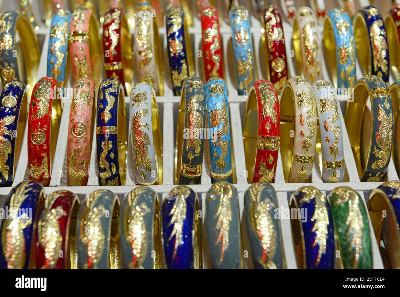 Pulseras de estilo cloisonné a la venta, decoradas con motivos y patrones tradicionales, en una tienda en el Palacio de Verano en Beijing, China Foto de stock