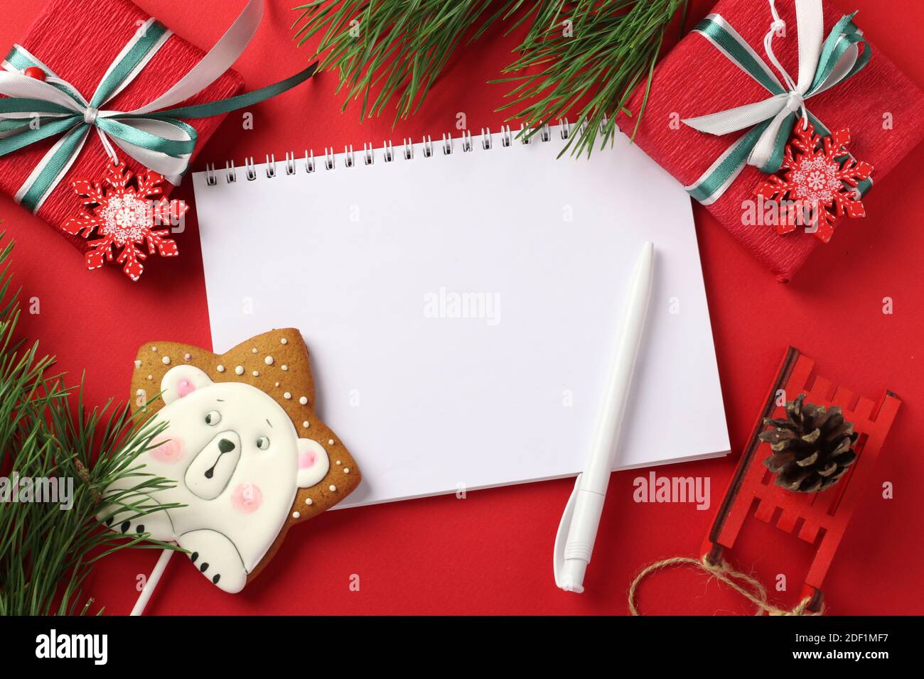 Lista de comprobación de Navidad o carta vacía para Santa Claus con pan de  jengibre y regalos en rojo. Vista superior Fotografía de stock - Alamy