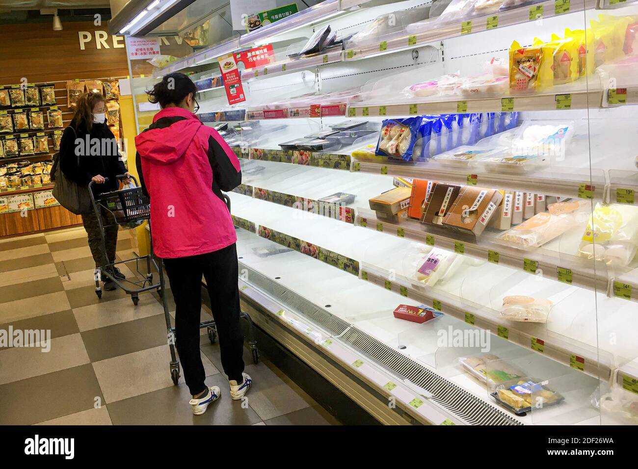 (NOTA DEL EDITOR: Foto tomada con la cámara del teléfono móvil.) El 5 de febrero de 2020, en Hong Kong, China, la gente camina por los estantes casi vacíos del supermercado. Hong Kong tiene ahora 18 infecciones confirmadas, mientras que el coronavirus continuó propagándose en todo el mundo, algunos Hong Kong comenzaron a asustarse y a asustarse de la escasez de alimentos y suministros. Foto de Keith Tsuji/ABACAPRESS.COM Foto de stock