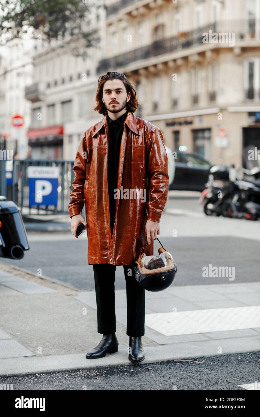 Al estilo de la calle, Panayotis Pascot llega a la feria de ropa de hombre  Gunther Otoño-Invierno 2020-2021, celebrada en el Hotel des Arts et  Metiers, París, Francia, el 18 de enero