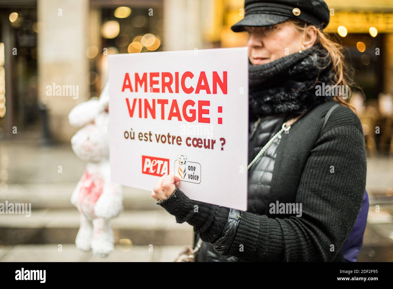 Activistas de las asociaciones PETA y One Voice se encuentran frente a una  de las tiendas de la Marca American Vintage, con 
