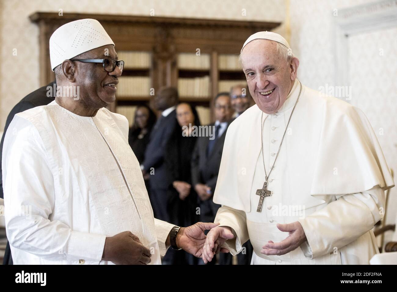 El Papa Francisco se reúne con el presidente de Malí, Ibrahim Boubacar Keita, durante una audiencia privada en el Vaticano el 13 de febrero de 2020. Foto por ABACAPRESS.COM Foto de stock