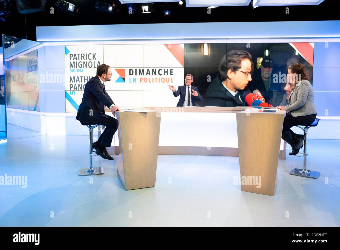 Patrick Mignola, presidente del grupo modem, y Mathilde Panot,  vicepresidente del grupo FI, en el programa de televisión Dimanche en  Politique, el domingo 16 de febrero de 2020, en París, Francia. Foto
