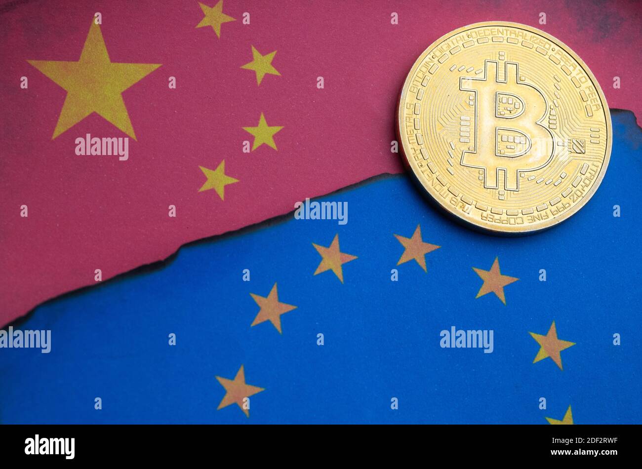 Símbolo de Bitcoin en la parte superior de las banderas de la Unión Europea y.. china Foto de stock