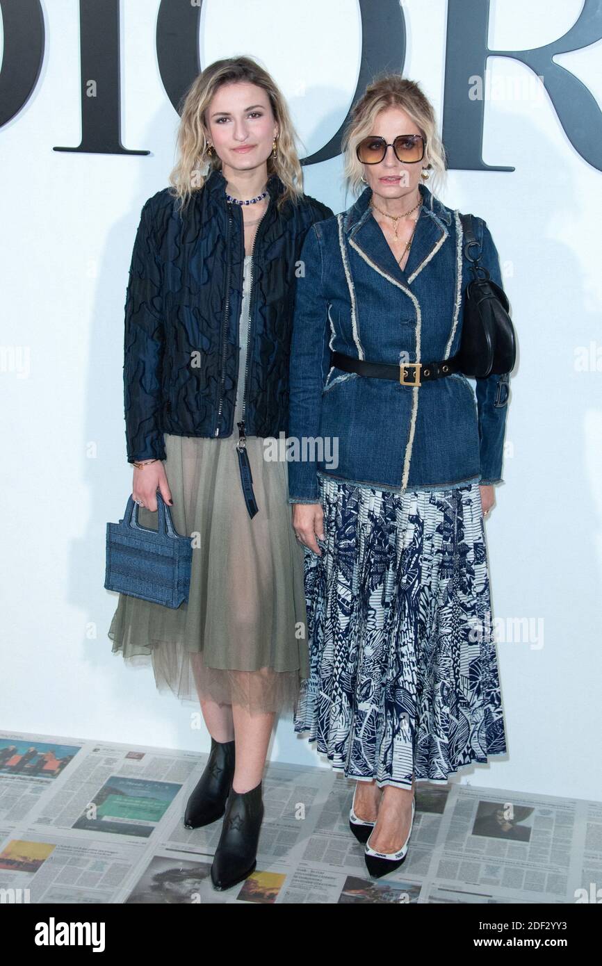 Nina de Maria e Isabella Ferrari asistieron al espectáculo Christian Dior  como parte de la Semana de la Moda de París Womenswear Otoño/Invierno 2020/2021  en París, Francia el 25 de febrero de