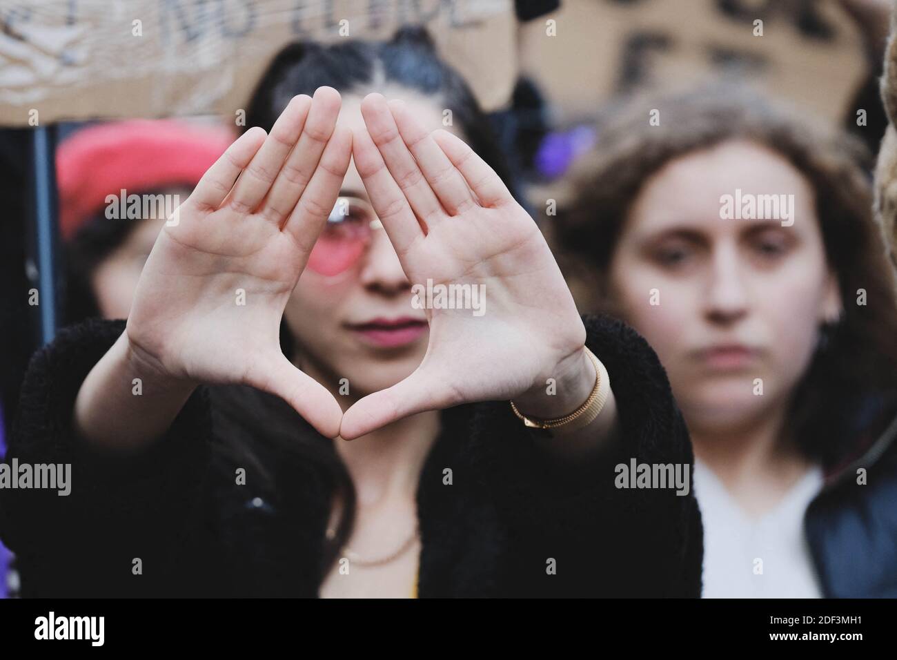 Símbolo feminista hecho con las manos. Para el día Internacional de los  Derechos de la Mujer, varios miles de personas se manifestaron en Toulouse  (Francia) el 8 de marzo de 2020. Muchas