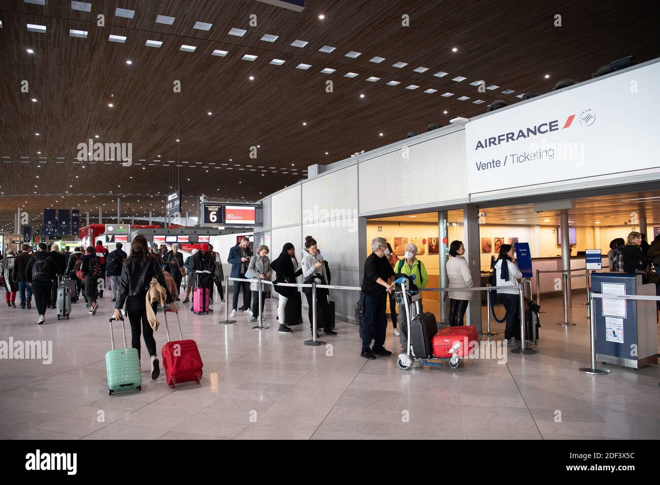 Los viajeros solicitan información en el mostrador de venta de billetes de  Air France Air Lines de la Terminal 2E del aeropuerto Charles de Gaulle de  París en Roissy, cerca de París,