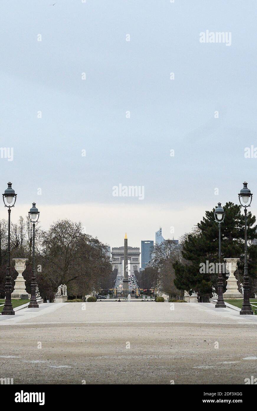 ILUSTRACIÓN: París está vacía. Esta foto fue tomada el 14 de marzo de 2020 y muestra el Jardín de las Tullerías, el obelisco de la Concordia y el Arco del Triunfo sin gente. Foto de Eliot Blondt/ABACAPRESS.COM Foto de stock