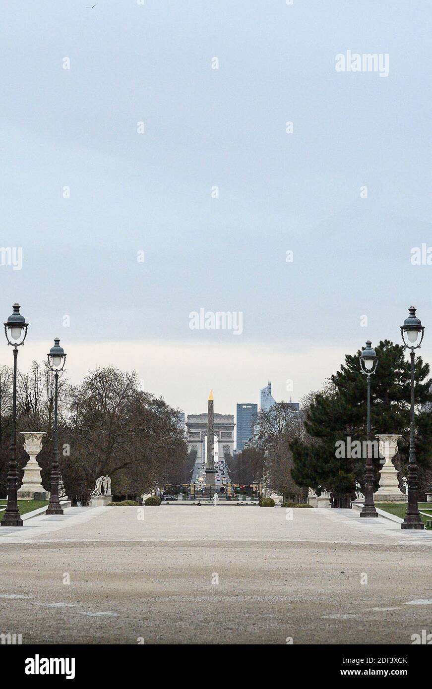 ILUSTRACIÓN: París está vacía. Esta foto fue tomada el 14 de marzo de 2020 y muestra el Jardín de las Tullerías, el obelisco de la Concordia y el Arco del Triunfo sin gente. Foto de Eliot Blondt/ABACAPRESS.COM Foto de stock