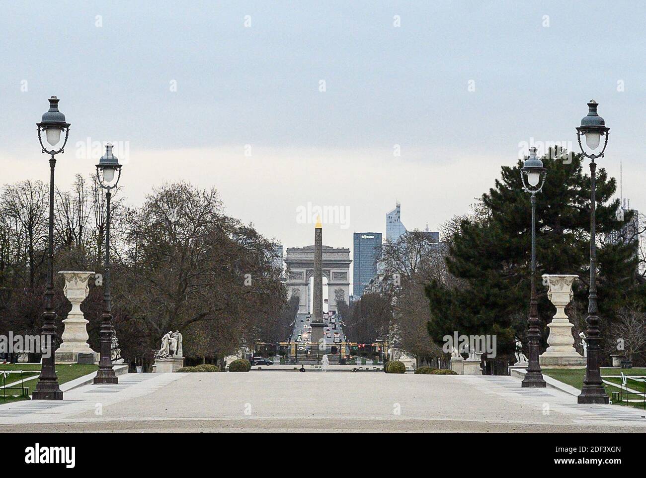 ILUSTRACIÓN: París está vacía. Esta foto fue tomada el 14 de marzo de 2020 y muestra el Jardín de las Tullerías, el obelisco de la Concordia y el Arco del Triunfo sin gente. Foto de Eliot Blondt/ABACAPRESS.COM Foto de stock