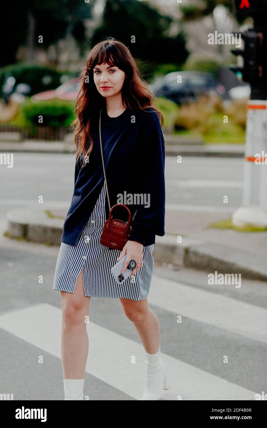 Al estilo de la calle, Ophelie Duvillard llega al espectáculo Otoste Otoño  Invierno 2020-2021, celebrado en el Club de Tenis de París, París, Francia,  el 3 de marzo de 2020. Foto de