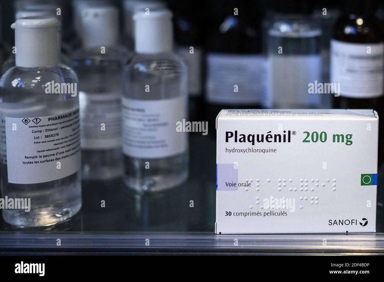 Una caja de Plaquenil (o cloroquina, hidroxicloroquina) el 30 de marzo de 2020 en París, Francia. La cloroquina es un medicamento antimalaria existente, que se usa tanto para prevenir la enfermedad como para tratarla. Es conocida por la Marca Nivaquine o, para hidroxicloroquina, Plaquenil y es la forma sintética de la quinina. El domingo, el Departamento de Salud y Servicios Humanos de los Estados Unidos (HHS) dijo en una declaración que la cloroquina y la hidroxicloroquina podrían recetarse a adolescentes y adultos con COVID-19 "según corresponda, cuando un ensayo clínico no está disponible o factible", después de que la FDA emitió una autorización de uso de emergencia. Foto de stock