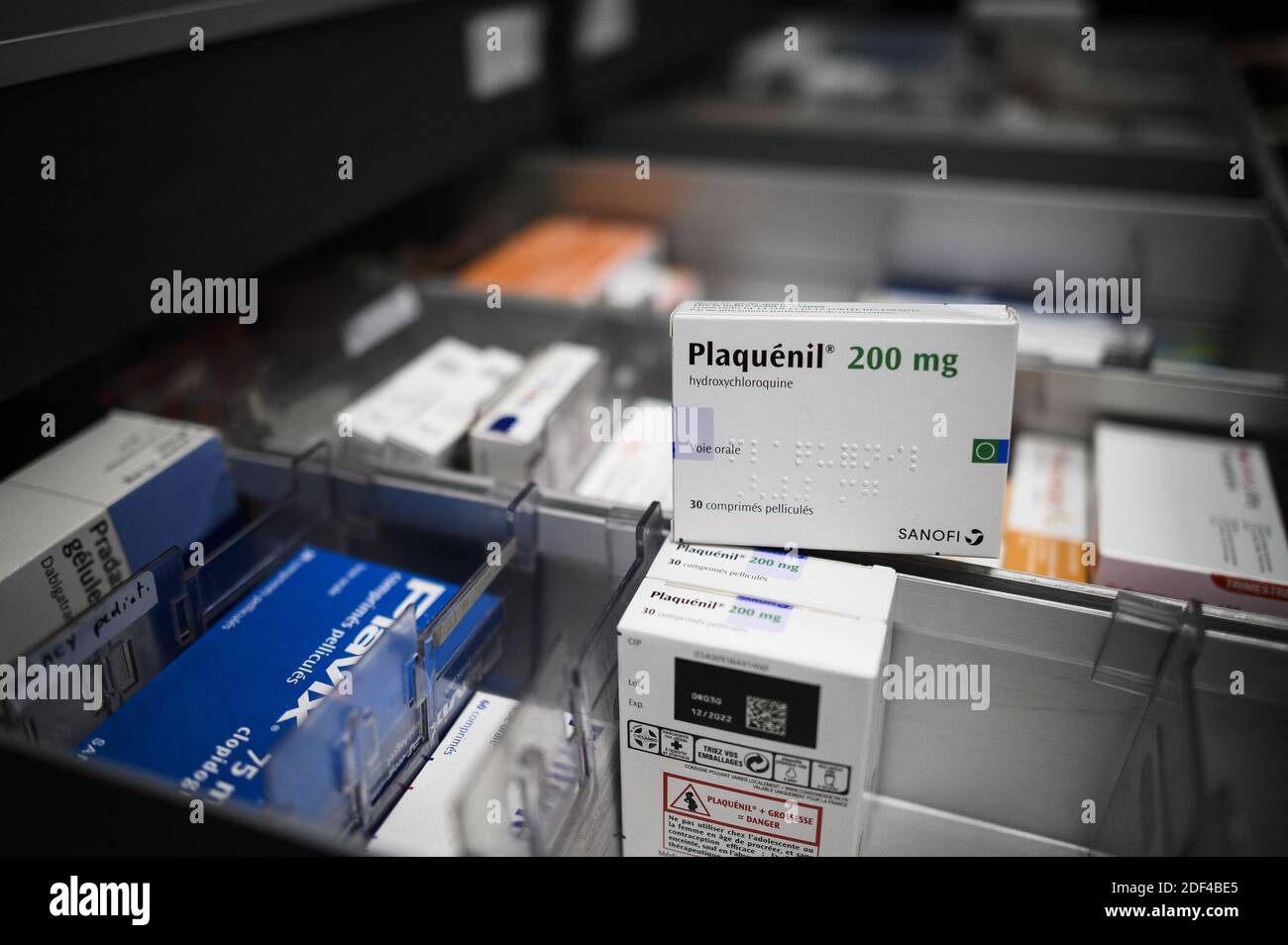 Una caja de Plaquenil (o cloroquina, hidroxicloroquina) el 30 de marzo de 2020 en París, Francia. La cloroquina es un medicamento antimalaria existente, que se usa tanto para prevenir la enfermedad como para tratarla. Es conocida por la Marca Nivaquine o, para hidroxicloroquina, Plaquenil y es la forma sintética de la quinina. El domingo, el Departamento de Salud y Servicios Humanos de los Estados Unidos (HHS) dijo en una declaración que la cloroquina y la hidroxicloroquina podrían recetarse a adolescentes y adultos con COVID-19 "según corresponda, cuando un ensayo clínico no está disponible o factible", después de que la FDA emitió una autorización de uso de emergencia. Foto de stock