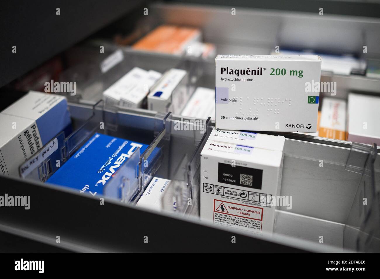 Una caja de Plaquenil (o cloroquina, hidroxicloroquina) el 30 de marzo de 2020 en París, Francia. La cloroquina es un medicamento antimalaria existente, que se usa tanto para prevenir la enfermedad como para tratarla. Es conocida por la Marca Nivaquine o, para hidroxicloroquina, Plaquenil y es la forma sintética de la quinina. El domingo, el Departamento de Salud y Servicios Humanos de los Estados Unidos (HHS) dijo en una declaración que la cloroquina y la hidroxicloroquina podrían recetarse a adolescentes y adultos con COVID-19 "según corresponda, cuando un ensayo clínico no está disponible o factible", después de que la FDA emitió una autorización de uso de emergencia. Foto de stock