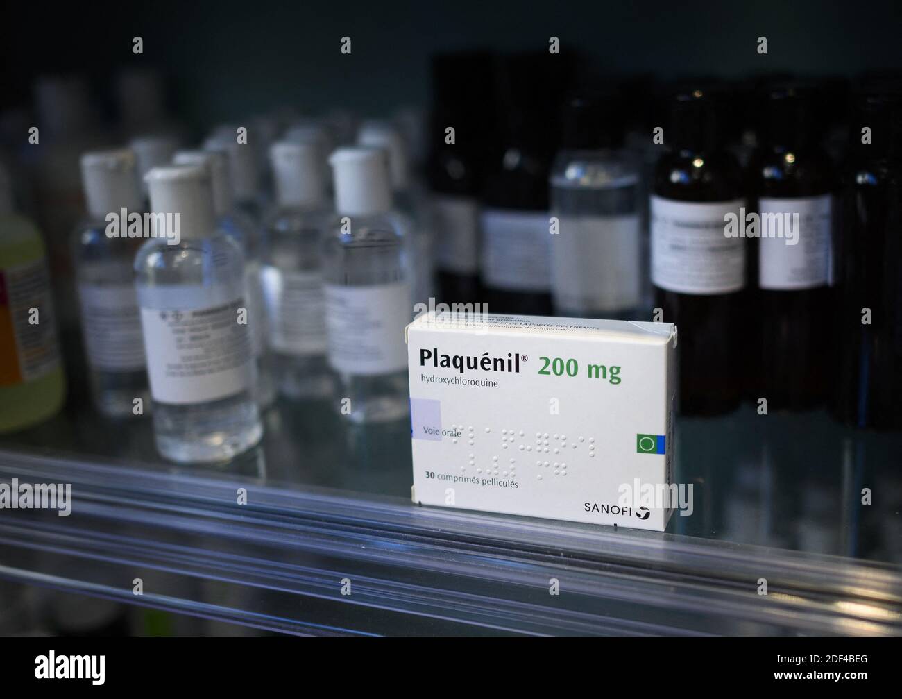 Una caja de Plaquenil (o cloroquina, hidroxicloroquina) el 30 de marzo de 2020 en París, Francia. La cloroquina es un medicamento antimalaria existente, que se usa tanto para prevenir la enfermedad como para tratarla. Es conocida por la Marca Nivaquine o, para hidroxicloroquina, Plaquenil y es la forma sintética de la quinina. El domingo, el Departamento de Salud y Servicios Humanos de los Estados Unidos (HHS) dijo en una declaración que la cloroquina y la hidroxicloroquina podrían recetarse a adolescentes y adultos con COVID-19 "según corresponda, cuando un ensayo clínico no está disponible o factible", después de que la FDA emitió una autorización de uso de emergencia. Foto de stock
